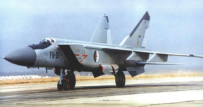 Trong những năm Chiến tranh Lạnh, Algeria là khách hàng đầu tiên của máy bay đánh chặn hạng nặng MiG-25 Foxbat; đây là loại máy bay chiến đấu có sức mạnh nhất của Liên Xô về khả năng chiếm ưu thế trên không, được cung cấp để xuất khẩu.