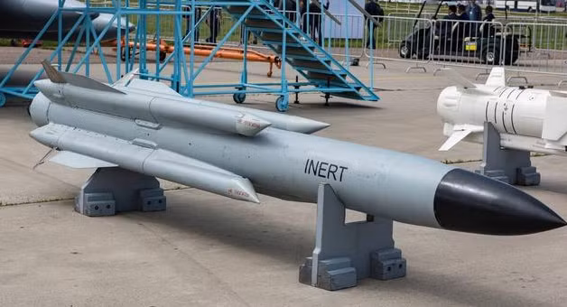 Trong khi đó, đối thủ của Nga là Mỹ cũng thiếu hụt vũ khí trầm trọng khi phải “dốc kho” viện trợ cho Ukraine. Quân đội Mỹ đã đặt hàng thêm 700 hệ thống pháo phản lực phóng loạt (MLRS) cơ động cao HIMARS và Ba Lan sẽ phải đợi ít nhất đến năm 2029-2036 mới có hàng. 