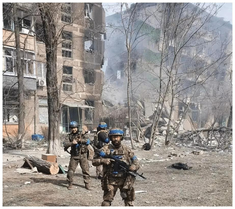 Đồng thời Quân đội Ukraine cũng đã gửi đội tác chiến đặc biệt để giải vây cho Mariupol; nhưng với sự bao vây dày đặc của Quân đội Nga, căn cứ Azovstal hoàn toàn không thể bị phá vây; thậm chí có lần, lực lượng cố thủ tại Mariupol còn nghi ngờ rằng, họ đã bị lãnh đạo Kiev lừa gạt.