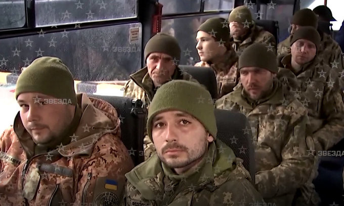 Hầu hết các phương tiện truyền thông phương Tây đều trích dẫn các thông tin chính thức của Ukraine, để nâng cao hình ảnh anh hùng của các chiến binh tại Azovstal. Tờ Washington Post của Mỹ đưa tin "Ukraine kết thúc trận chiến Mariupol đẫm máu, các lực lượng chiến đấu rút khỏi Nhà máy thép Azovstal".