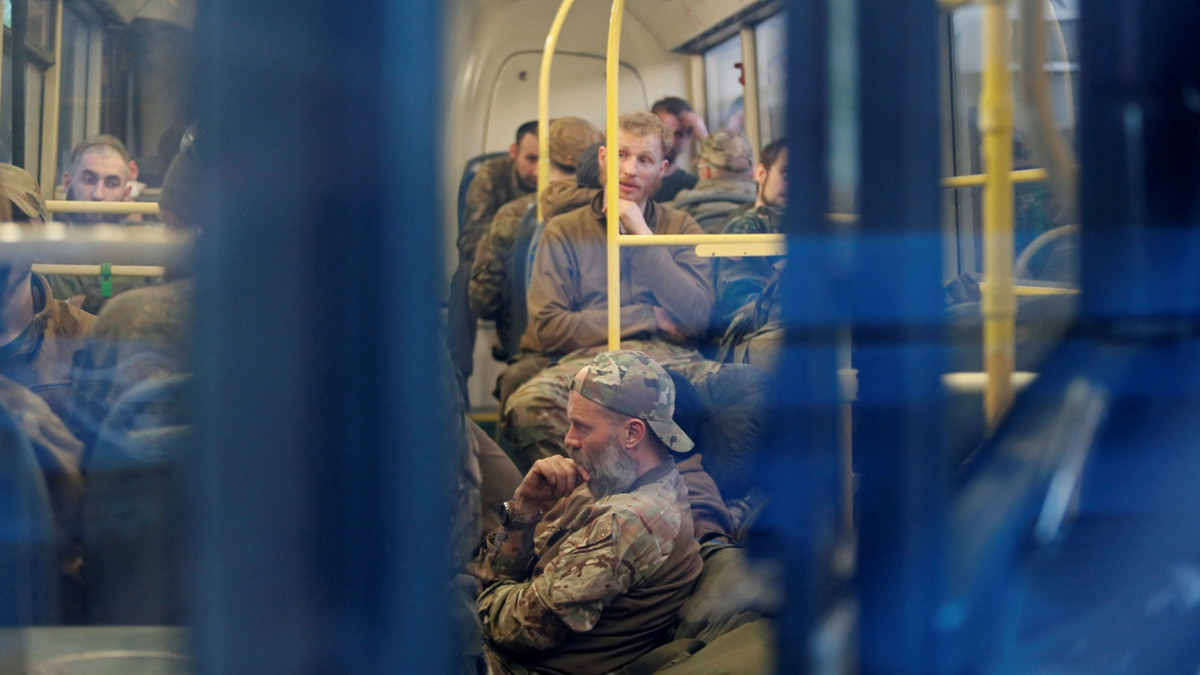 Một số cư dân mạng đã bình luận về video trên Twitter: "Chứng kiến cuộc di tản của những người hùng Ukraine này, tôi có cảm giác muốn đứng lên và chào! Sự dũng cảm của những người bảo vệ Nhà máy thép Azovstal thật cảm động".