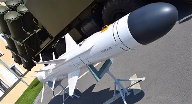 Còn về hiệu suất của tên lửa chống hạm Neptune? Nga cho rằng tên lửa Neptune của Ukraine và Kh-35 của Nga đều có cùng một mẹ sinh ra và Nga vẫn có nhiều kinh nghiệm trong cách đánh chặn tên lửa Neptune. Việc đánh chặn tên lửa Neptune tấn công trên bộ cũng không phải là khó khăn lắm. 