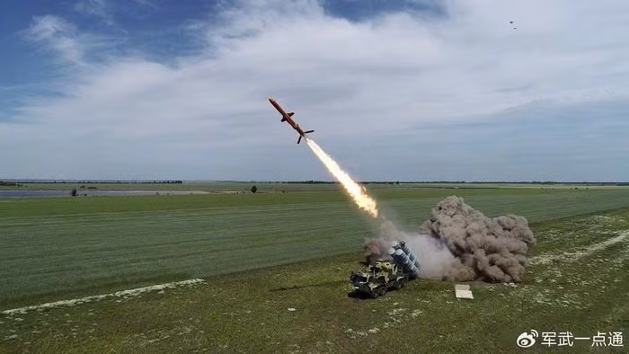 Sau khi xung đột Nga-Ukraine nổ ra, ngành công nghiệp quốc phòng Ukraine luôn là mục tiêu tấn công tên lửa hàng đầu của Nga và việc sản xuất tên lửa chống hạm Neptune cũng bị ảnh hưởng rất lớn. Liệu Ukraine có còn sản xuất được Neptune ở giai đoạn này hay không đã là một câu hỏi lớn (Lắp ráp không được tính). 