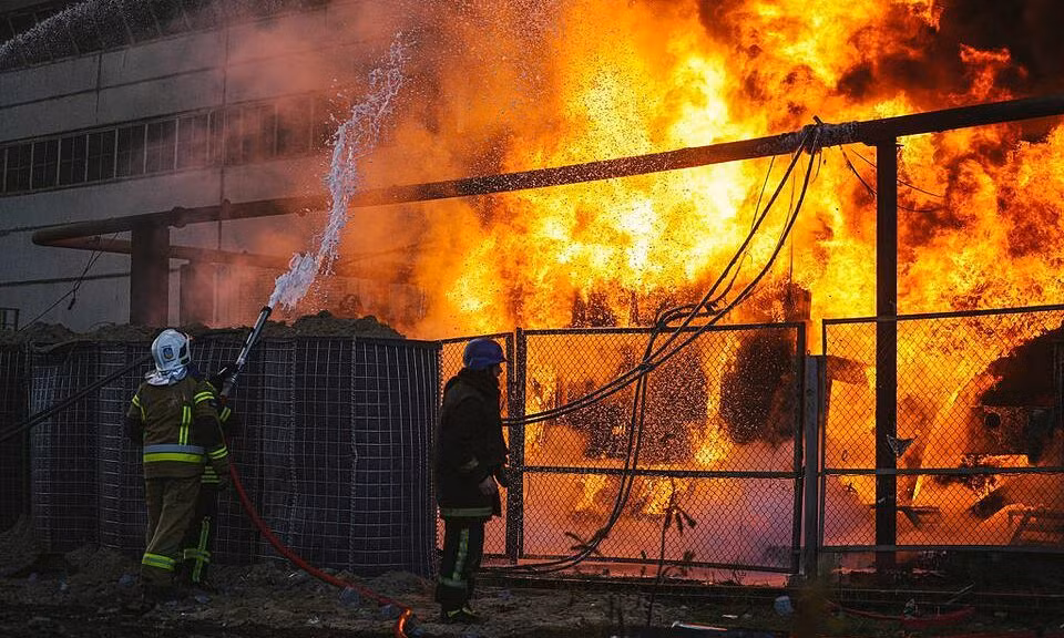  Cuộc xung đột giữa Nga và Ukraine đã kéo dài hơn 9 tháng, hiện nay thời tiết Ukraine đã chuyển sang mùa đông, nhưng cục diện chiến trường vẫn chưa có dấu hiệu hạ nhiệt mà càng trở nên “khốc liệt” hơn, khiến thế giới bên ngoài lo ngại. Đặc biệt với việc quân đội Nga rút khỏi Kherson, thì áp lực của Moskva bắt đầu tăng lên và Nga muốn giành chiến thắng.