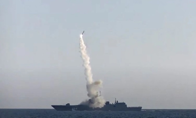 Các đơn vị tên lửa mặt đất chiến thuật của Quân đội Nga tham gia bao gồm tổng cộng 12 lữ đoàn tên lửa chiến thuật chiến dịch, từ lữ đoàn tên lửa đạn đạo chiến thuật Iskander, lữ đoàn tên lửa Caliber, tên lửa Kh-101, Kh-555 thực hành tiến công hỏa lực, bắn phá các cơ sở hạ tầng và mục tiêu quân sự ở Ukraine, khiến toàn bộ lãnh thổ Ukraine rơi vào trạng thái căng thẳng.