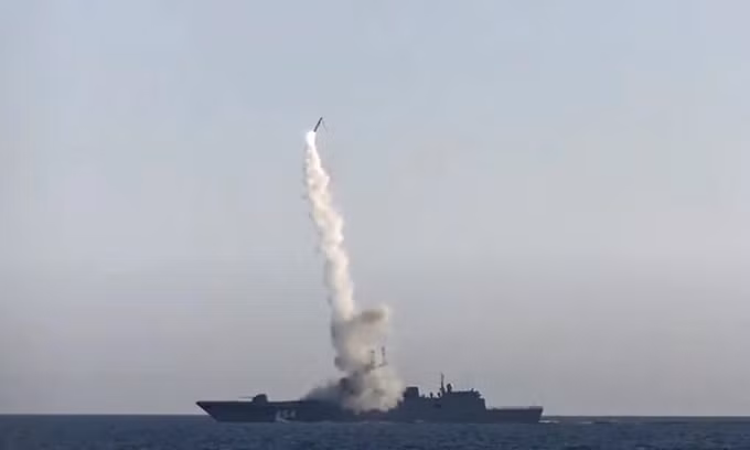 Các đơn vị tên lửa mặt đất chiến thuật của Quân đội Nga tham gia bao gồm tổng cộng 12 lữ đoàn tên lửa chiến thuật chiến dịch, từ lữ đoàn tên lửa đạn đạo chiến thuật Iskander, lữ đoàn tên lửa Caliber, tên lửa Kh-101, Kh-555 thực hành tiến công hỏa lực, bắn phá các cơ sở hạ tầng và mục tiêu quân sự ở Ukraine, khiến toàn bộ lãnh thổ Ukraine rơi vào trạng thái căng thẳng.