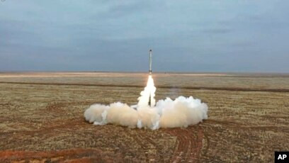 Sau nhiều lần chịu tổn thất, quân đội Nga cuối cùng đã bắt đầu phản công bằng sử dụng các vũ khí tầm xa như tên lửa chính xác cao, máy bay chiến đấu và pháo binh để tấn công quân Ukraine trên nhiều khu vực, nhất là khu vực miền đông nước này. Các cuộc tập kích của Nga diễn ra nhanh và ác liệt, khiến quân đội Ukraine gặp khó khăn trong việc chống đỡ.