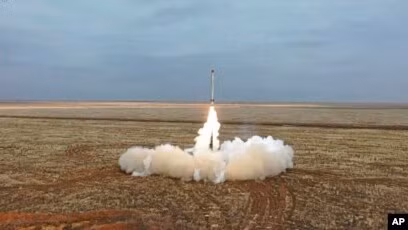 Sau nhiều lần chịu tổn thất, quân đội Nga cuối cùng đã bắt đầu phản công bằng sử dụng các vũ khí tầm xa như tên lửa chính xác cao, máy bay chiến đấu và pháo binh để tấn công quân Ukraine trên nhiều khu vực, nhất là khu vực miền đông nước này. Các cuộc tập kích của Nga diễn ra nhanh và ác liệt, khiến quân đội Ukraine gặp khó khăn trong việc chống đỡ.