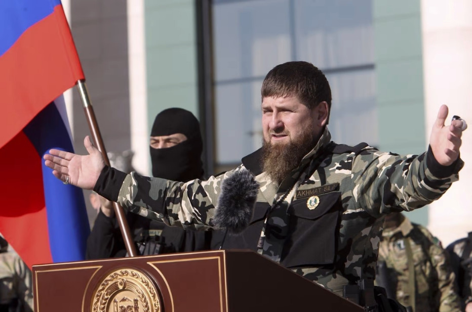 Nhà lãnh đạo Chechnya, Trung tướng Kadyrov trước đó đã tuyên bố công khai rằng, ông sẽ không chấp nhận sự đầu hàng của binh lính Tiểu đoàn Azov, rằng họ sẽ không được hưởng sự đối xử của các tù nhân chiến tranh, và cuối cùng sẽ chỉ bị tiêu diệt.