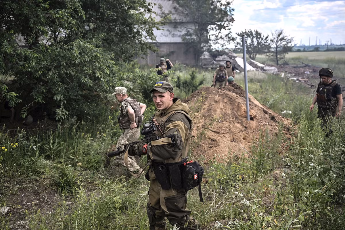 Nhưng với sự kiên quyết của Tổng tư lệnh Zaluzhny, khi đứng trước nguy cơ lực lượng vũ trang Ukraine tại Sieverodonetsk-Lisichansk bị quân Nga hợp vây, ông đã nhanh chóng sơ tán lực lượng chủ lực, gồm hàng chục nghìn quân Ukraine ra khỏi Sieverodonetsk-Lisichansk khoảng cách 6 km.