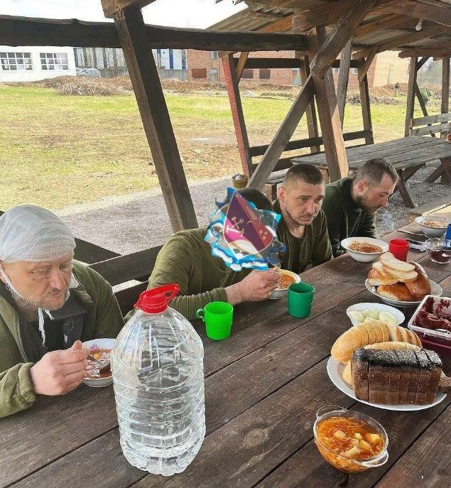 Sau khi những binh lính Ukraine trong nhà máy thép Azovstal đầu hàng, thông tin có một con “cá lớn” của NATO, khiến mọi người nghi ngờ, liệu con “cá lớn” đó có phải là thuyết âm mưu hay không? Khi đến giờ phút này, Nga chưa chính thức xác nhận, có quan chức cấp cao nào của NATO tại Azovstal.