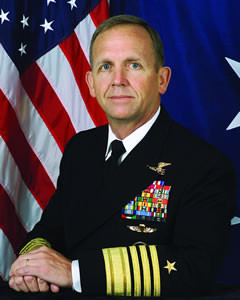 Tướng Eric Olsen cũng là sĩ quan hải quân đầu tiên, trong lịch sử Quân đội Mỹ giữ chức vụ chỉ huy Cục Tác chiến Bộ Chỉ huy lực lượng đặc biệt, ông chịu trách nhiệm về các nhiệm vụ hoạt động đặc biệt của bốn quân chủng là lục quân, hải quân, không quân và thủy quân lục chiến.