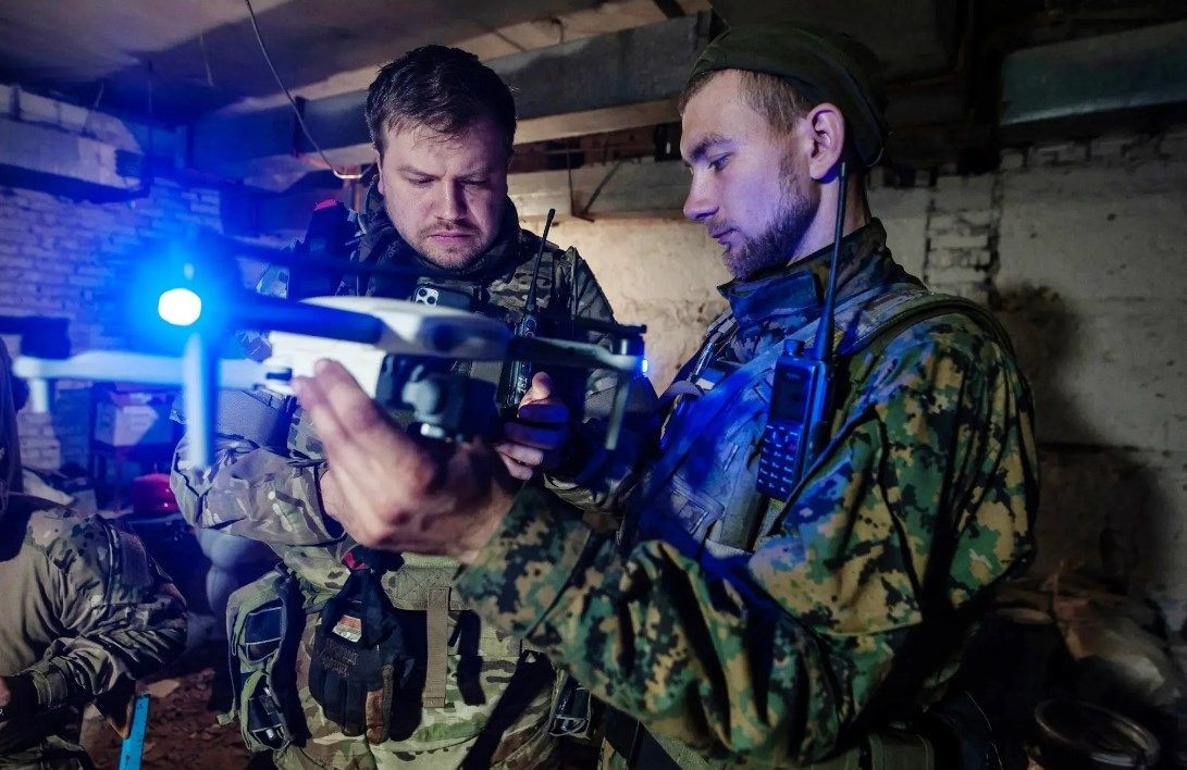 Theo truyền thông phương Tây, những “cố vấn quân sự” đến từ các quốc gia NATO tham gia vào cuộc xung đột Nga-Ukraine, nếu là quân nhân, thì họ đều đã “nhận sổ hưu”, còn lại đều là những thành viên của các công ty quân sự tư nhân. Những gì họ làm, là hành vi cá nhân và không liên quan gì đến đất nước.