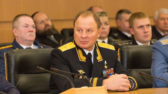 Nhưng gần đây, thuyết âm mưu này đã bị xô đổ, khi Quân đội Nga xác định có “một số con cá lớn” của NATO trong nhà máy thép Azovstal; Thiếu tướng Lipovoy, Chủ tịch Đoàn hiệp hội sĩ quan toàn Nga mới đây cho biết, trong số người đầu hàng tại Azovstal, có Trung tá John Bailey từ Anh, Tướng Eric Olsen từ Mỹ và bốn cố vấn quân sự từ NATO. Ảnh: Thiếu tướng Sergei Lipovoy.