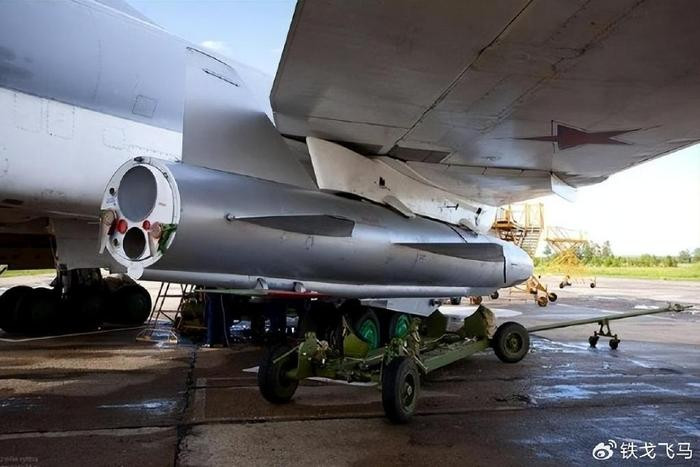 Theo một số thông tin, có thể phiên bản mà Nga sử dụng tấn công Ukraine vừa qua là Kh-32, được Nga nâng cấp từ tên lửa Kh-22. Kh-32 có thiết kế phức tạp hơn, với hệ thống dẫn đường hiện đại và tầm bắn xa hơn đáng kể (đạt 1.000km), nhưng hình dáng vẫn như Kh-22.