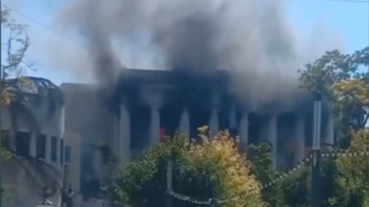 Đợt tấn công đầu tiên của Ukraine là vào Trung tâm chỉ huy của Quân đội Nga ở Sevastopol. Theo những bức ảnh được Nga tiết lộ, tên lửa Ukraine đã xuyên thủng tầng cao nhất của trung tâm chỉ huy, gây ra vụ nổ dữ dội và hư hại cấu trúc bên trong tòa nhà. 