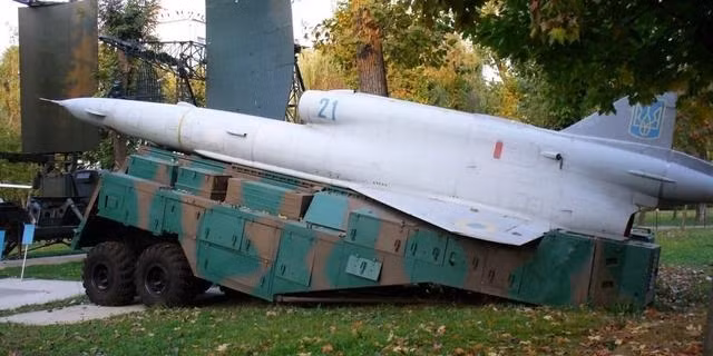 Vì vậy, lần này Ukraine đã dùng chính loại UAV Tu-141 có từ thời Liên Xô, nhưng được cải tiến theo công nghệ phương Tây, trong đó bổ sung hệ thống dẫn đường vệ tinh GPS để tăng khả năng tấn công chính xác, tiến hành tập kích các sân bay quân sự của Nga thông qua tấn công cảm tử. 