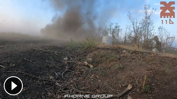 Một người lính Ukraine, có biệt danh là "Kit", mô tả tác động của bom Nga, đó là: Khi một quả bom đang bay đến gần bạn, nó chính là chìa khóa mở “cánh cổng địa ngục”. Ngoài ra, việc Nga sử dụng nhiều UAV tự sát, cũng khiến chiến trường trở lên nóng bỏng hơn.