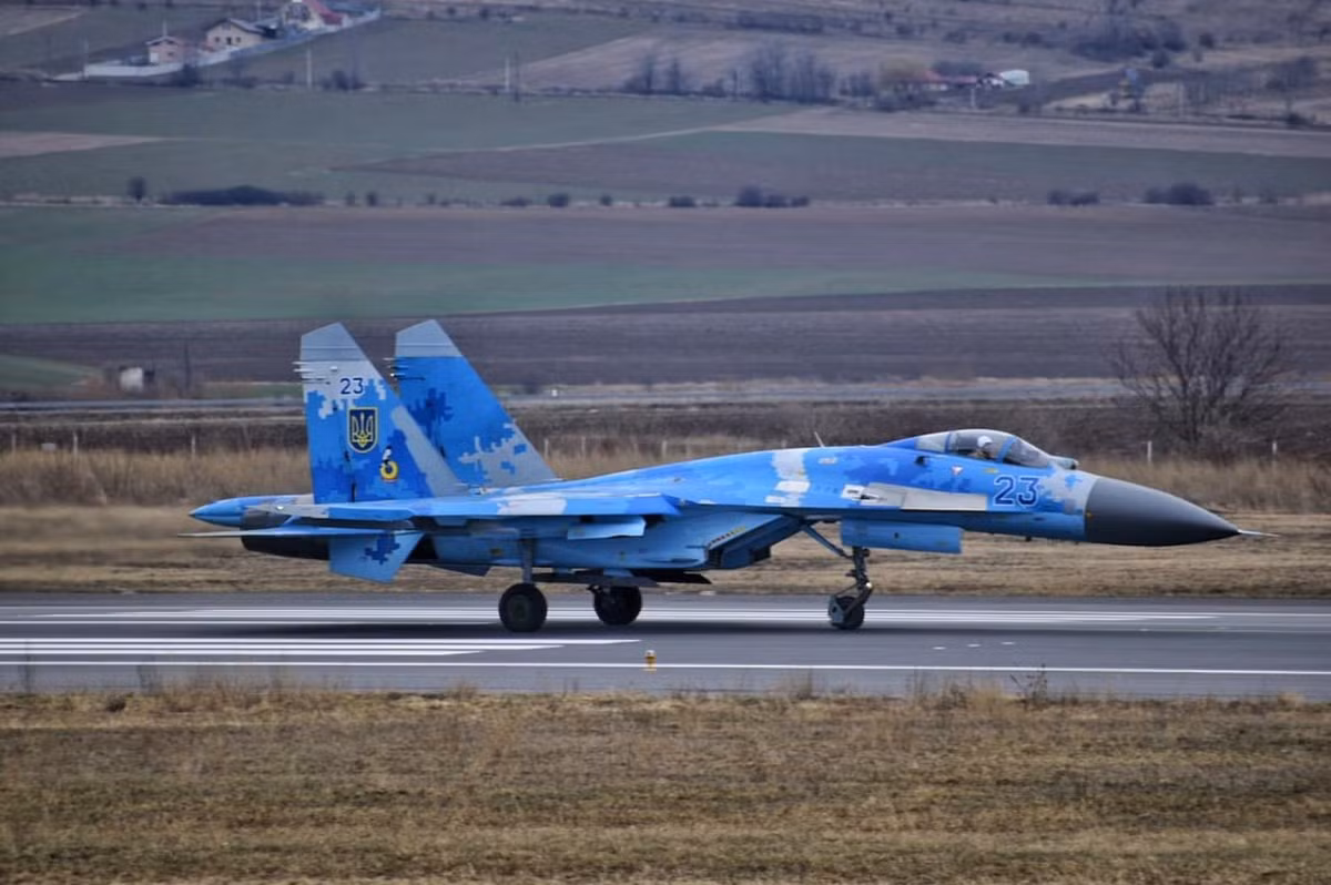 Su-27 là máy bay chiến đấu hạng nặng siêu thanh thế hệ thứ tư, được Liên Xô thiết kế đặc biệt để nhằm chiếm ưu thế trên không với những đối thủ “đồng cân, đồng lạng” như F-14 và F-15 của Mỹ. Hiện Su-27 vẫn còn nhiều trong lực lượng Không quân Nga.