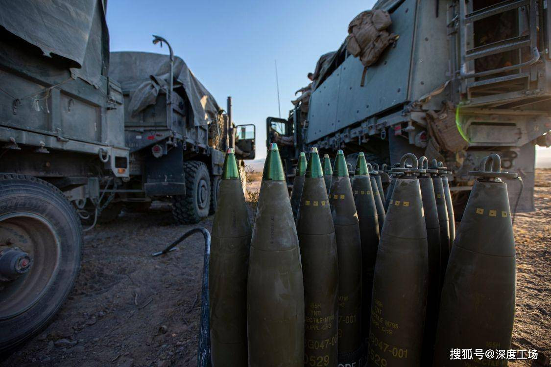 Nhờ sử dụng hệ thống định vị GPS, nên lựu pháo M777 có thể tấn công chính xác các mục tiêu bằng đạn có điều khiển. Ngoài ra, quân đội Ukraine đã có hệ thống tên lửa cơ động cao M142 HIMARS, vừa có thể phóng đạn không điều khiển, vừa phóng tên lửa đạn đạo chiến thuật.