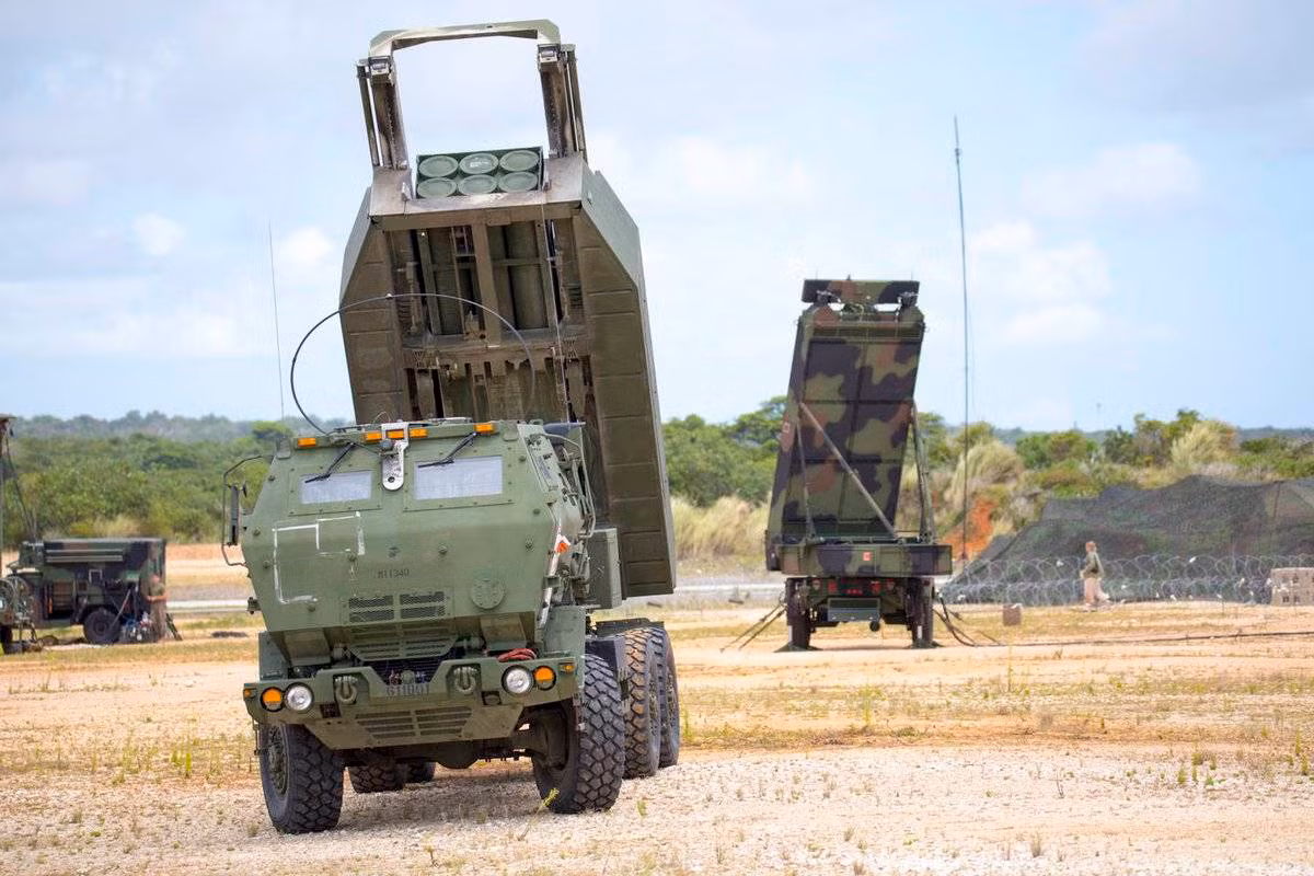 Việc vệ tinh Sentinel ở châu Âu lần đầu tiên chụp được ảnh vụ nổ kho đạn Lugansk cho thấy, NATO đã đâm một nhát dao sau lưng Nga. Để nắm được vị trí kho đạn của quân đội Nga, quân đội Ukraine cần sử dụng ảnh vệ tinh để định vị chính xác.