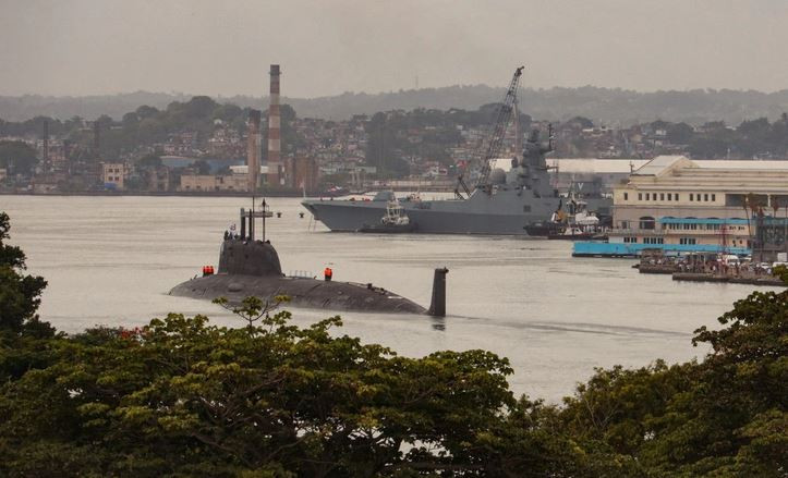 Hãng tin Mỹ CNN cho rằng, một tàu ngầm Mỹ đã “lặng lẽ” nổi lên ở Vịnh Guantánamo một ngày, sau khi tàu ngầm hạt nhân của Nga cập cảng Cuba. Điều này gợi nhớ đến "trò chơi mèo vờn chuột” giữa tàu ngầm Mỹ và Liên Xô trong Chiến tranh Lạnh.