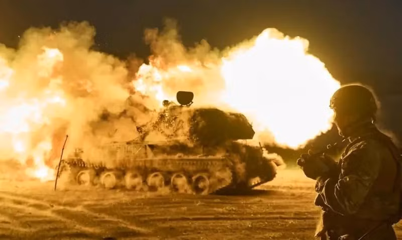 Phương Tây tính toán, dùng con bài Ukraine để hạn chế ảnh hưởng của Nga, nhưng giờ đây họ lại thấy mình mắc kẹt trong vũng lầy. Trước sức tấn công mạnh mẽ của RFAF, các nước phương Tây dường như bất lực và không thể cung cấp hỗ trợ quân sự hiệu quả cho Ukraine. Vì vậy, ngừng bắn là cách duy nhất để họ thoát khỏi tình thế khó khăn. 