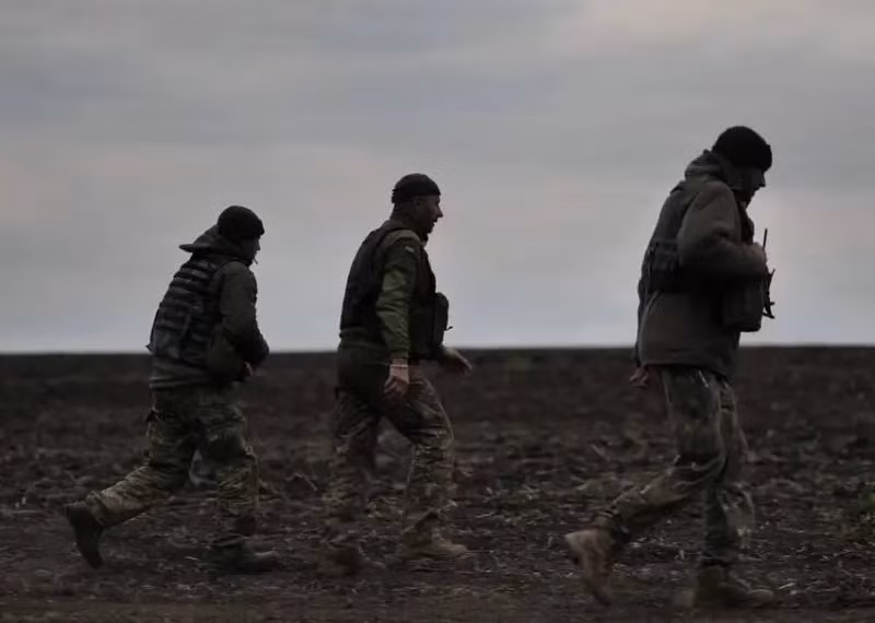 Khi cuộc giao tranh ác liệt giữa Nga và Ukraine đang diễn ra, cuộc gọi điện thoại của Tổng thống Mỹ Donal Trump đã thu hút sự chú ý. Ông Trump được cho là đã gọi điện khẩn cấp cho Tổng thống Nga Putin, để thảo luận về việc chấm dứt xung đột ở Ukraine. Động thái này chắc chắn cho thấy mối quan ngại của Mỹ về tình hình ở Ukraine và nhu cầu cấp thiết phải ngừng bắn. 