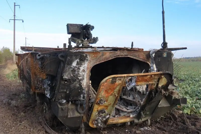 Do đó, liệu AFU có thể kiên trì trong các trận chiến trong tương lai hay không, vẫn còn là ẩn số. Nếu AFU tiếp tục chiến đấu ở Kursk, họ có thể phải chịu tổn thất lớn hơn, hoặc thậm chí phải đối mặt với nguy cơ bị tiêu diệt. Nếu chọn đầu hàng hoặc rút lui, chính quyền của Tổng thống Zelensky, sẽ phải đối mặt với áp lực chính trị rất lớn và sự nghi ngờ của công chúng.