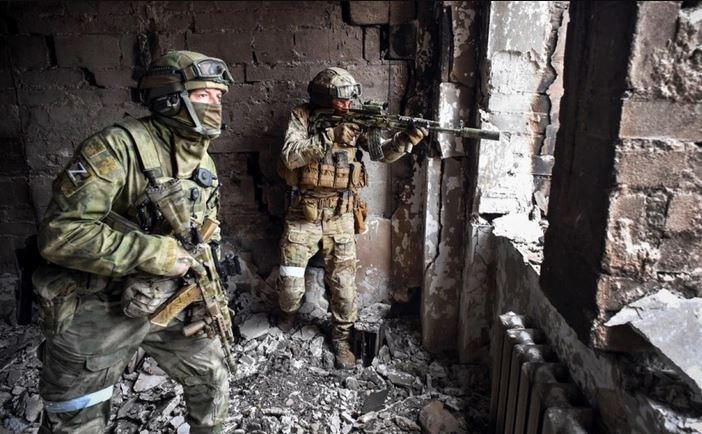 Với chiến thuật không hiệu quả của giai đoạn đầu của cuộc chiến, quân đội Nga bắt đầu thay đổi chiến thuật, đó là sử dụng các đơn vị nhỏ để tìm diệt các đơn vị cơ động của Ukraine. Trước mắt, quân Nga sẽ không sử dụng chiến thuật theo kiểu “long trời lở đất”, mà tập trung tiêu hao sinh lực của đối phương. 