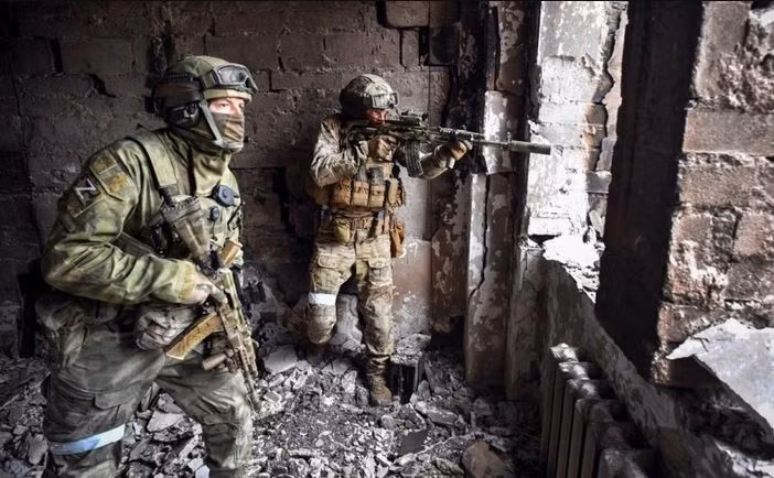 Với chiến thuật không hiệu quả của giai đoạn đầu của cuộc chiến, quân đội Nga bắt đầu thay đổi chiến thuật, đó là sử dụng các đơn vị nhỏ để tìm diệt các đơn vị cơ động của Ukraine. Trước mắt, quân Nga sẽ không sử dụng chiến thuật theo kiểu “long trời lở đất”, mà tập trung tiêu hao sinh lực của đối phương. 