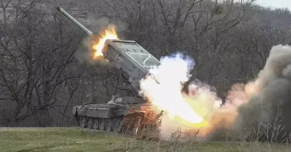 Khi lực lượng lớn của quân Nga quay lại, thì quân đội Ukraine lại phân tán. Bằng cách này, quân đội Nga giống như một khẩu pháo “tấn công đàn muỗi”, họ có sức mạnh nhưng không thể sử dụng. Minh chứng là quân Nga đã sử dụng rất nhiều đạn pháo, tất cả đều được bắn vào các mục tiêu “nghi ngờ có địch quân” ở đó.