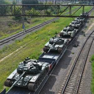 Vì vậy, tại thời điểm này, việc vận chuyển những thiết bị hạng nặng này đến chiến trường bằng tàu hỏa về cơ bản là lựa chọn duy nhất của Ukraine. Vậy quân đội Nga có biết Ukraine vận chuyển vũ khí đến chiến trường bằng phương tiện gì? Tại sao họ không phá hủy giao thông đường sắt của Ukraine?
