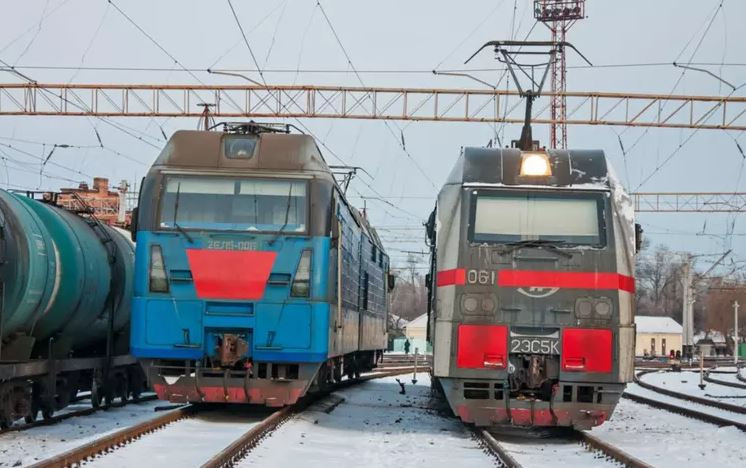 Mặc dù quân đội Nga đã tấn công hàng chục cây cầu đường sắt và đầu mối giao thông của Ukraine và thậm chí là cả hệ thống điện (tàu của Ukraine đều chạy bằng điện); nhưng về cơ bản chúng đã được phía Ukraine khắc phục trong thời gian ngắn và tiếp tục đưa trở lại hoạt động. 