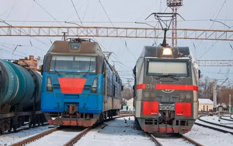 Mặc dù quân đội Nga đã tấn công hàng chục cây cầu đường sắt và đầu mối giao thông của Ukraine và thậm chí là cả hệ thống điện (tàu của Ukraine đều chạy bằng điện); nhưng về cơ bản chúng đã được phía Ukraine khắc phục trong thời gian ngắn và tiếp tục đưa trở lại hoạt động. 