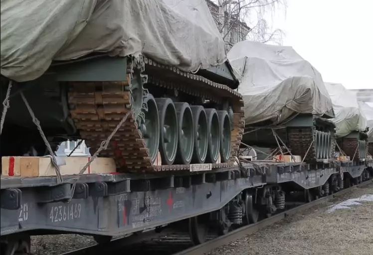 Ở miền nam và miền trung Ukraine, khoảng 90% các tuyến đường sắt vẫn còn hiệu quả; trong thời kỳ này, hơn 200.000 quân Ukraine đã đến chiến trường bằng đường sắt. Ở phía tây của Ukraine, 98% các tuyến đường sắt vẫn hoạt động và một số lượng lớn quân đội và vũ khí được vận chuyển đến khu vực chiến sự.