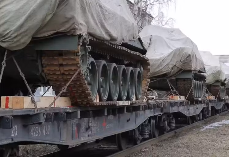 Ở miền nam và miền trung Ukraine, khoảng 90% các tuyến đường sắt vẫn còn hiệu quả; trong thời kỳ này, hơn 200.000 quân Ukraine đã đến chiến trường bằng đường sắt. Ở phía tây của Ukraine, 98% các tuyến đường sắt vẫn hoạt động và một số lượng lớn quân đội và vũ khí được vận chuyển đến khu vực chiến sự.