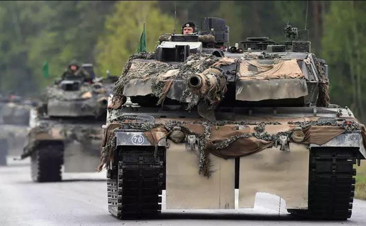 Tất nhiên, với những phương tiện chiến tranh nặng từ chục tấn đến hơn 70 tấn này, rõ ràng người Ukraine không thể để cho những phương tiện này di chuyển bằng đường bộ từ biên giới Ba Lan-Ukraine đến chiến trường miền Đông Ukraine, cách xa hơn một nghìn km.