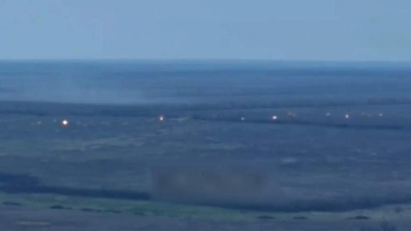 Kênh “Báo cáo và phân tích của Bộ Quốc phòng” trên TG, cũng chiếu đoạn phim về không quân Nga thực hiện thả bom RBK-500, giữa bóng tối bao trùm, những quầng sáng lóe lên liên hồi, sau đó các cụm khói bốc lên ở khu vực trận địa phòng ngự của Quân đội Ukraine. 