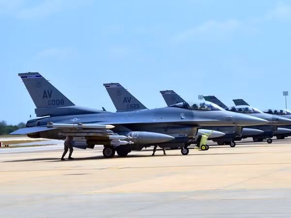 Trước đó, Ai Cập đã quyết định mua máy bay chiến đấu Su-35 của Nga, do chiến đấu cơ F-16 của Ai Cập chỉ có khả năng chiến đấu tầm gần, trong khi các đối thủ của Ai Cập đều được trang bị chiến đấu cơ hạng nặng F-15 của Mỹ. Nga đã nhanh chóng hành động và chuẩn bị sẵn sàng các máy bay chiến đấu Su-35 trong thời gian rất ngắn cho Ai Cập.