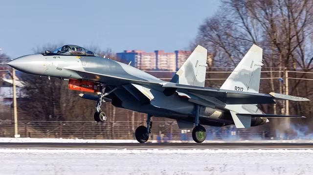 Trước việc Ai Cập mua máy bay chiến đấu của Nga, Mỹ bắt đầu ra tay cản trở, cuối cùng buộc Ai Cập phải từ bỏ việc nhận máy bay chiến đấu Su-35 của Nga, để những chiếc máy bay chiến đấu Su-35, đáng lẽ được bàn giao cho Ai Cập, phải nằm đắp chiếu trong các nhà máy của Nga; gây tổn thất lớn cho cả Nga và Ai Cập.