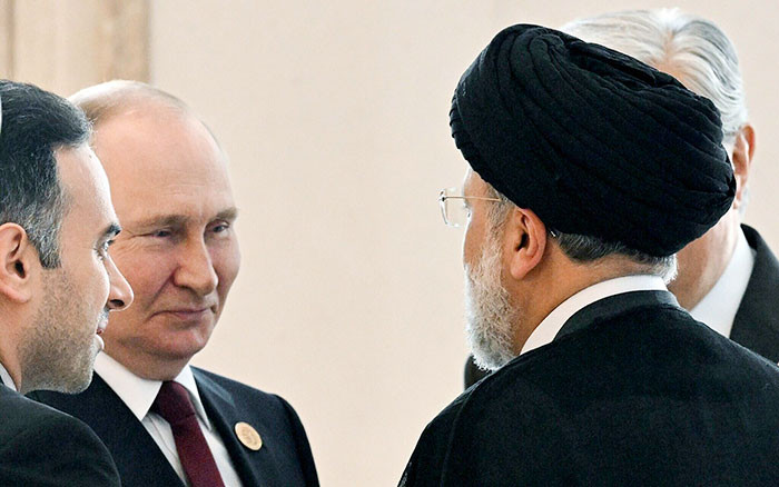 Liên hợp quốc đã dỡ bỏ lệnh cấm vận vũ khí đối với Iran vào năm 2020, vì vậy Iran có thể mua vũ khí và thiết bị từ thị trường quốc tế. Nhưng hiện tại Mỹ vẫn chưa nới lỏng các biện pháp trừng phạt Iran; vì lý do này, việc Iran mua vũ khí và thiết bị từ Nga đã trở thành lựa chọn tốt nhất. 