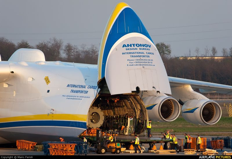 Sau đó, chiếc máy bay này được các lực lượng Canada và Mỹ ký hợp đồng cho các hoạt động hậu cần tiếp theo hỗ trợ các nỗ lực chiến tranh của phương Tây ở Trung Đông. Khả năng vận chuyển các mặt hàng đặc biệt nặng như máy phát điện 160 tấn bằng đường hàng không, điều mà không máy bay nào có được, được một số khách hàng đánh giá cao.