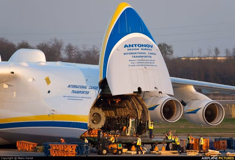 Sau đó, chiếc máy bay này được các lực lượng Canada và Mỹ ký hợp đồng cho các hoạt động hậu cần tiếp theo hỗ trợ các nỗ lực chiến tranh của phương Tây ở Trung Đông. Khả năng vận chuyển các mặt hàng đặc biệt nặng như máy phát điện 160 tấn bằng đường hàng không, điều mà không máy bay nào có được, được một số khách hàng đánh giá cao.