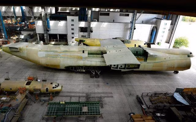 Chương trình An-225 đã bị lùi lại nghiêm trọng bởi sự sụp đổ của Liên Xô và sự chia rẽ của nền kinh tế Nga và Ukraine. Những khủng hoảng thời hậu Xô Viết đã khiến cho chương trình An-225 không thể tiếp tục, thậm chí khung máy bay thứ hai đã được lắp ráp gần hết nhưng cũng phải bỏ dở.