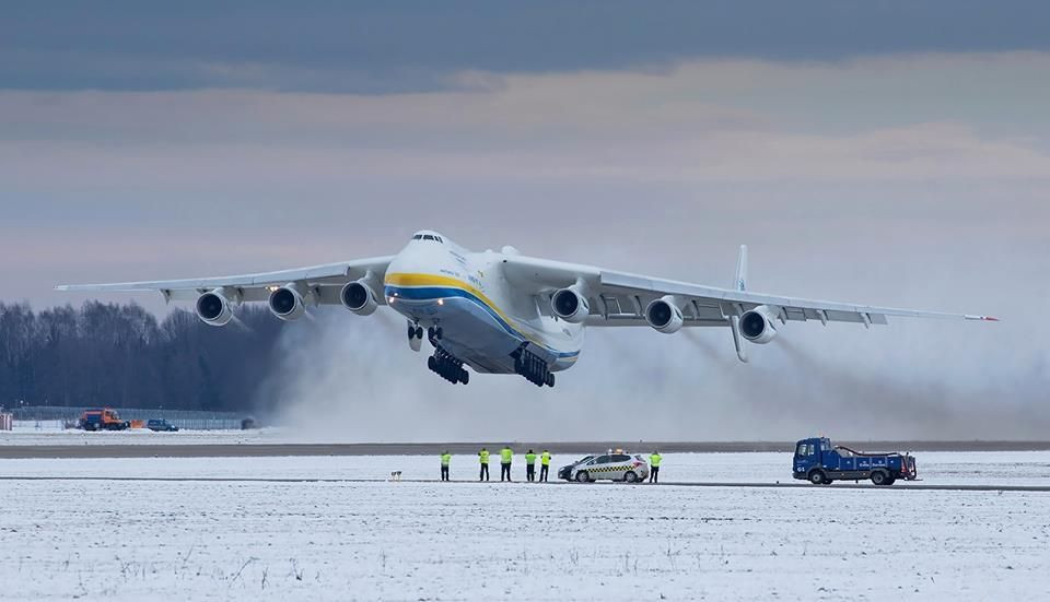 Trung Quốc trước đây đã từng quan tâm đến việc hợp tác với Ukraine để chế tạo thêm những chiếc An-225 để phóng vệ tinh. Máy bay An-225 giữ kỷ lục về sải cánh lớn nhất, khung máy bay nặng nhất và sức chở hàng hóa lớn nhất lên đến 640.000kg. Nguồn ảnh: Airlines.