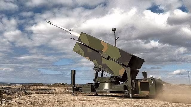 Lực lượng phòng không Ukraine đã chống lại hiệu quả, mối đe dọa từ Su-34, bằng sự kết hợp giữa các hệ thống phòng không thời phương Tây và Liên Xô. Đáng chú ý trong số này là hệ thống tên lửa Patriot do Mỹ cung cấp và NASAMS (Mỹ và Na Uy hợp tác sản xuất), đóng vai trò then chốt trong việc cung cấp phòng không nhiều lớp.