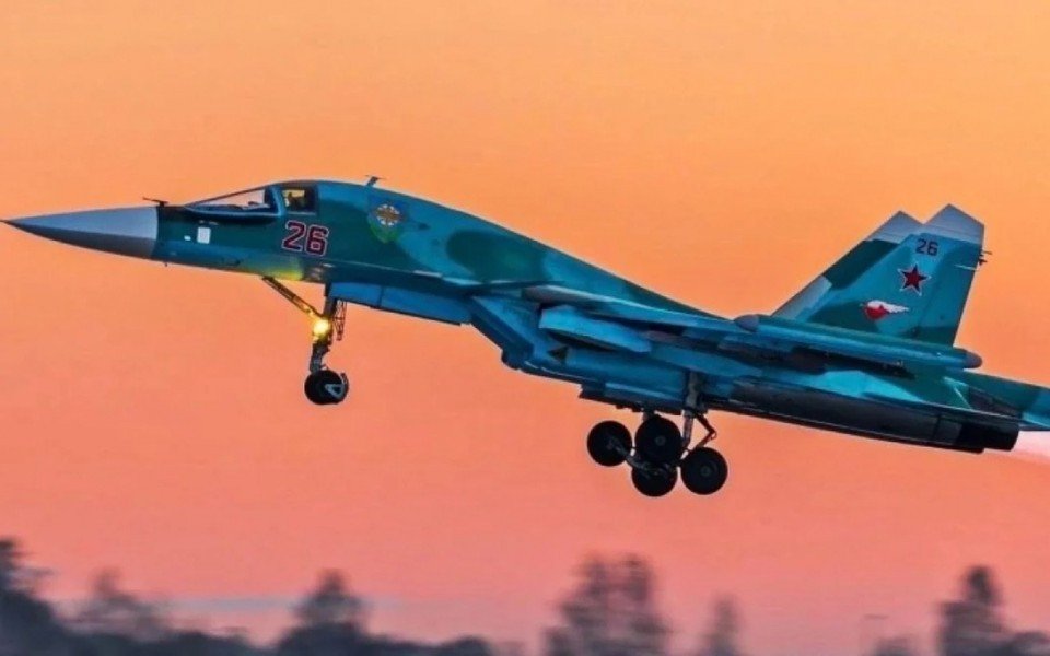 Về vũ khí, Su-34 có thể sử dụng nhiều loại vũ khí dẫn đường chính xác, tên lửa và rocket và hiện nay là cả tên lửa đạn đạo phóng từ trên không Kinzhal. Với bán kính chiến đấu khoảng 1.500 km, Su-34 rất phù hợp cho các nhiệm vụ tấn công sâu, nhưng điều này cũng khiến nó phải đối mặt với rủi ro khi nằm trong phạm vi phòng không của đối phương.