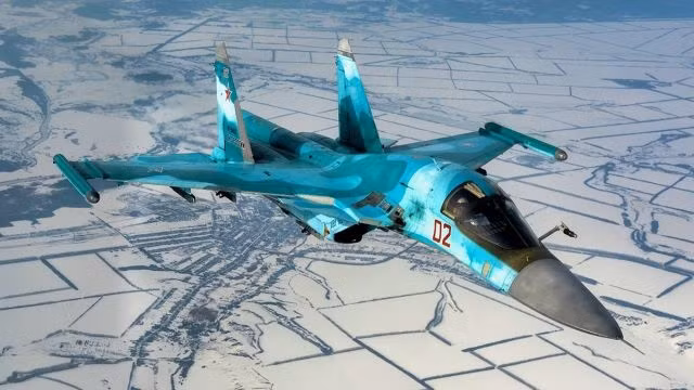Su-34 là loại máy bay tiêm kích bom hai chỗ ngồi, hai động cơ, đã trở thành nền tảng của Không quân Nga (RuAF) trong các hoạt động quân sự đang diễn ra tại Ukraine. Máy bay này được thiết kế cho nhiều nhiệm vụ khác nhau, bao gồm các cuộc tấn công chính xác vào các mục tiêu trên mặt đất và hỗ trợ trên không tầm gần, cho các lực lượng chiến đấu mặt đất.