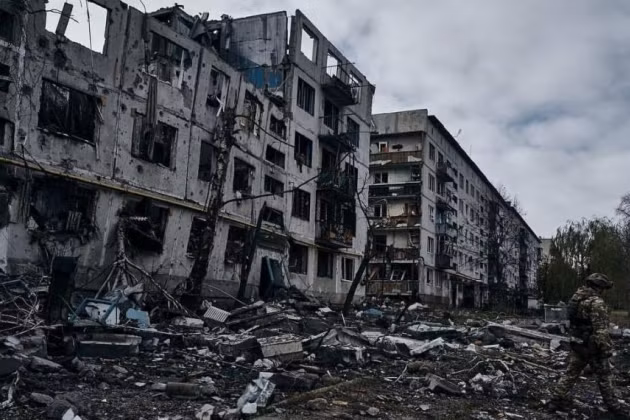 Theo các binh sĩ Ukraine, cường độ pháo kích của quân đội Nga vào Bakhmut và các khu vực lân cận chưa từng thấy trước đây. Các tòa nhà đã bị phá hủy trước đó, giờ lại bị phá hủy một lần nữa.